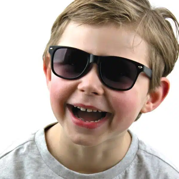 Premium kids zonnebril, volledig in eigen pms kleur met logo - Afbeelding 3