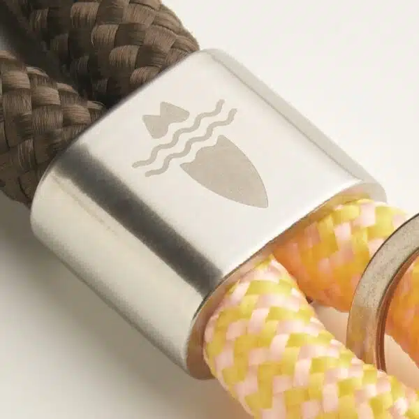Trendy en stijlvolle sleutelhanger met koord en logo middels gravure - Afbeelding 4